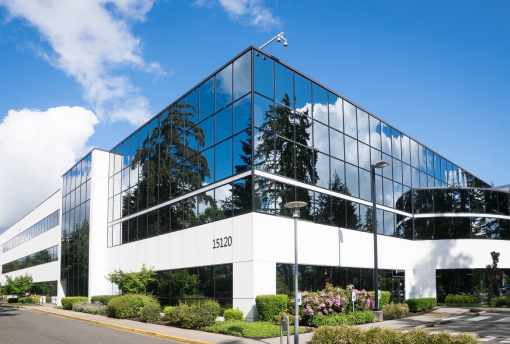 ein modernes Bürogebäude mit Glasfassade